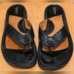 Women's Born Black Patent Leather Crackle Finish Flip Flops Size 9